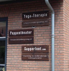 Yoga zonder poeha uithangborden
